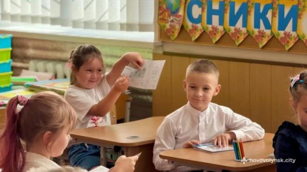 У Нововолинській громаді першокласники отримали електронні квитки для проїзду10