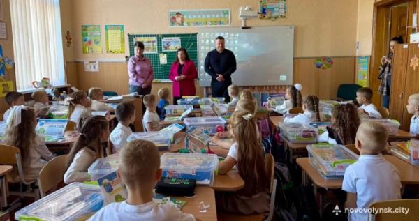 У Нововолинській громаді першокласники отримали електронні квитки для проїзду
