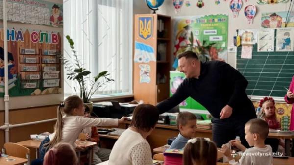 У Нововолинській громаді першокласники отримали електронні квитки для проїзду5