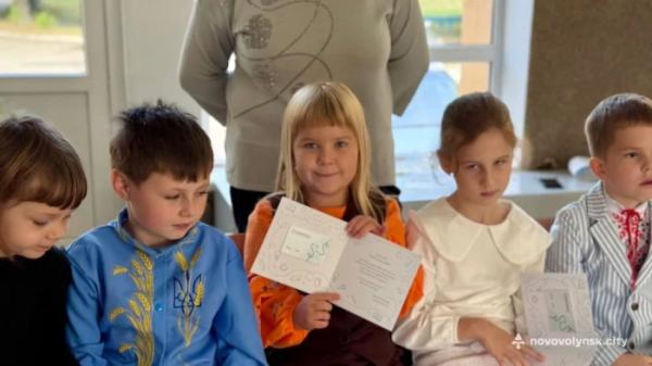 У Нововолинській громаді першокласники отримали електронні квитки для проїзду12