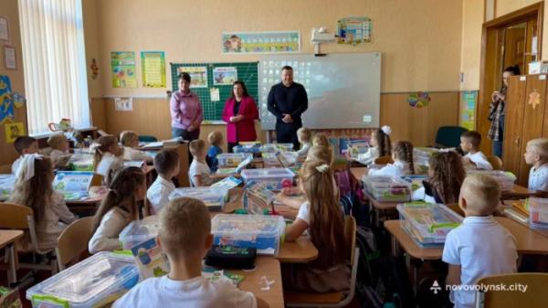 У Нововолинській громаді першокласники отримали електронні квитки для проїзду20