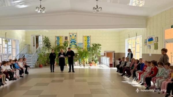 У Нововолинській громаді першокласники отримали електронні квитки для проїзду16