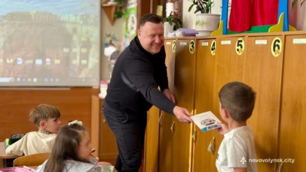 У Нововолинській громаді першокласники отримали електронні квитки для проїзду11
