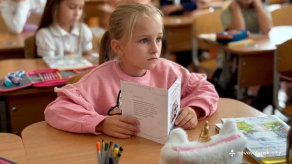 У Нововолинській громаді першокласники отримали електронні квитки для проїзду14