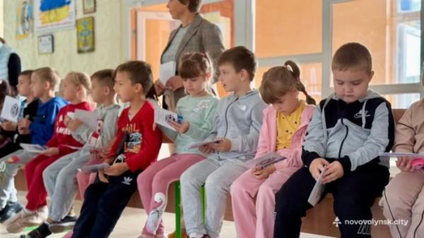 У Нововолинській громаді першокласники отримали електронні квитки для проїзду8