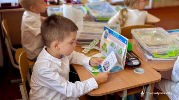 У Нововолинській громаді першокласники отримали електронні квитки для проїзду21