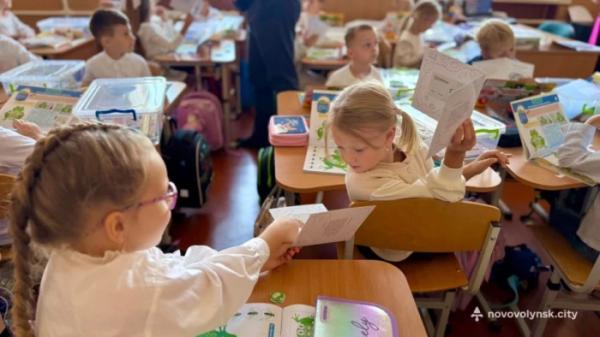 У Нововолинській громаді першокласники отримали електронні квитки для проїзду22