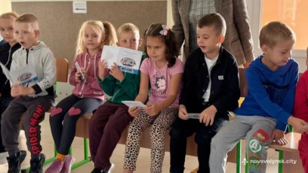У Нововолинській громаді першокласники отримали електронні квитки для проїзду18