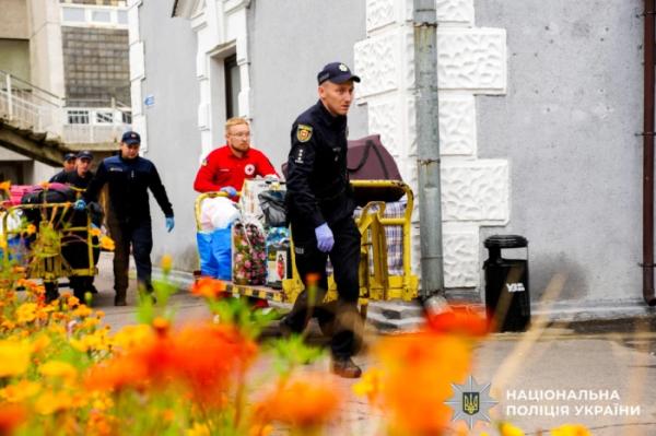 У Рівному поліцейські зустріли ще два евакуаційних потяги з Донеччини16