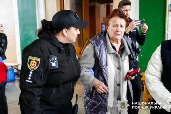 У Рівному поліцейські зустріли ще два евакуаційних потяги з Донеччини9