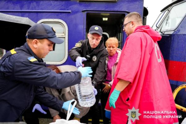 У Рівному поліцейські зустріли ще два евакуаційних потяги з Донеччини3
