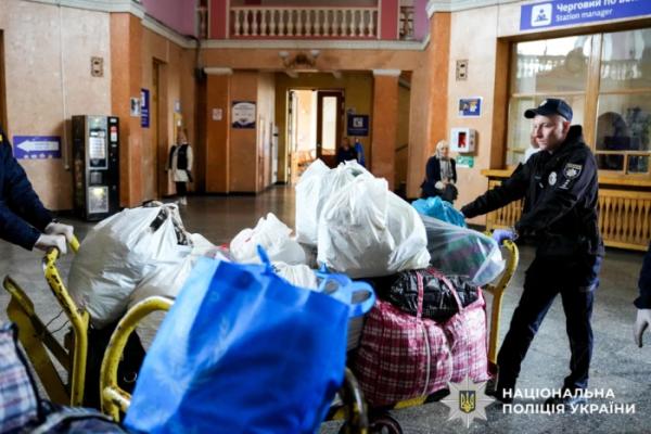 У Рівному поліцейські зустріли ще два евакуаційних потяги з Донеччини8