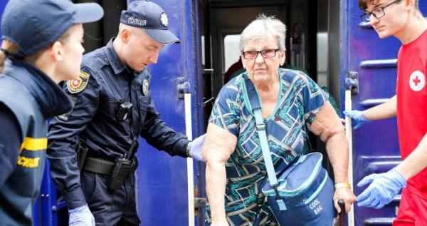 У Рівному поліцейські зустріли ще два евакуаційних потяги з Донеччини