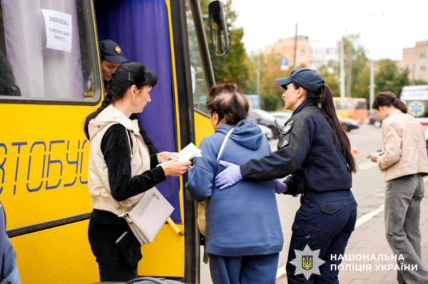 У Рівному поліцейські зустріли ще два евакуаційних потяги з Донеччини20