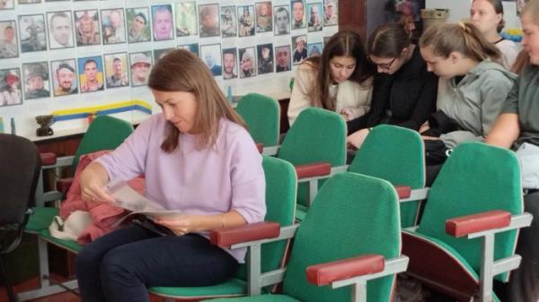У Рожищенському музеї відзначили День марок: студентам показали унікальну колекцію філателіста6