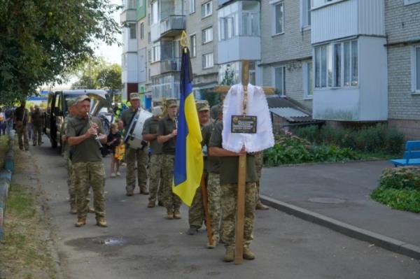 У Володимирі попрощалися із захисником Максимом Романюком17