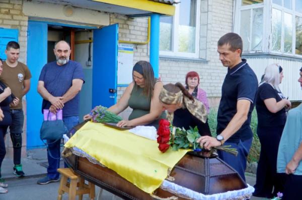 У Володимирі попрощалися із захисником Максимом Романюком14
