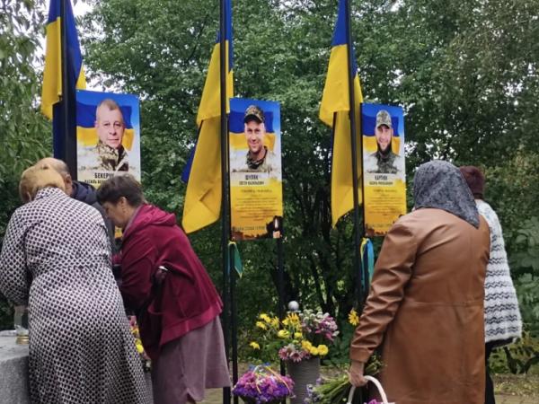 У Залісцях відкрили Алею слави та пам'яті на честь трьох полеглих земляків10