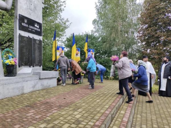 У Залісцях відкрили Алею слави та пам'яті на честь трьох полеглих земляків4