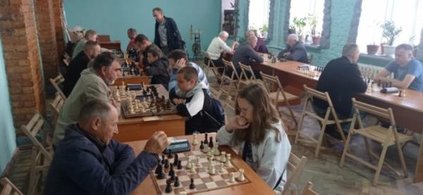 В Острозі до Дня фізичної культури і спорту провели шаховий турнір2