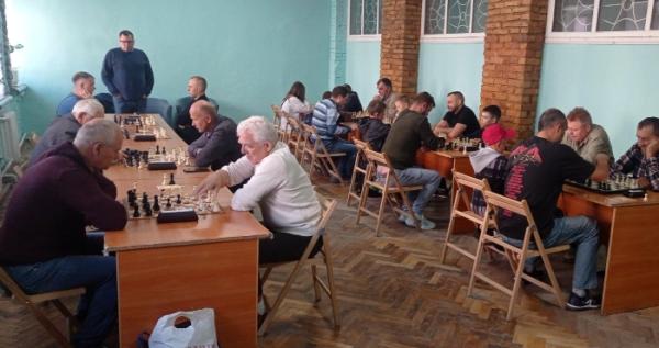В Острозі до Дня фізичної культури і спорту провели шаховий турнір
