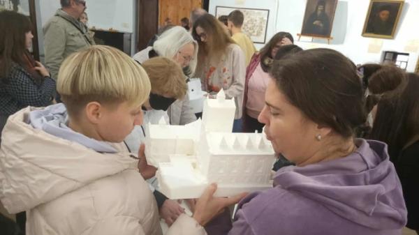 В Острозі презентували тактильні макети архітектурних пам’яток для інклюзивної екскурсії7