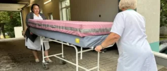 Волонтер з Нідерландів передав лікарні у Шептицькому ліжка та матраци