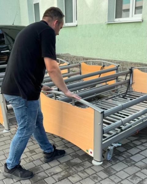 Волонтер з Нідерландів передав лікарні у Шептицькому ліжка та матраци5