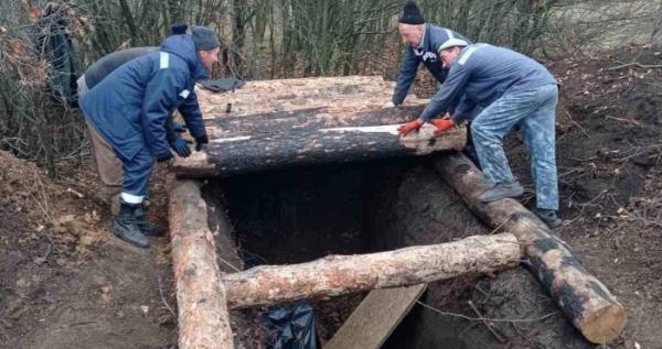 Волонтери з Дубенської громади облаштовують оборонні укріплення на передовій Донеччини, підтримуючи наших захисників. Волонтери з Дубенської громади облаштовують оборонні укріплення на передовій Донеччини, підтримуючи наших захисників.