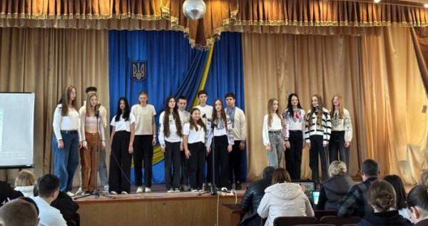 Студенти Млинівського технолого-економічного коледжу виконують патріотичні пісні під час конкурсу «Наша пісня не вмре, не загине!».