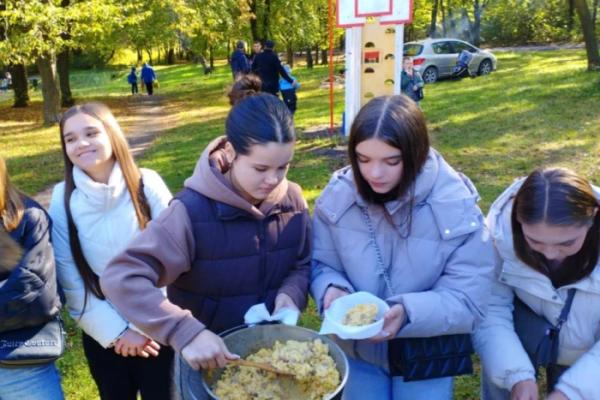 На благодійному ярмарку у Турійську зібрали понад 76 тисяч для ЗСУ24