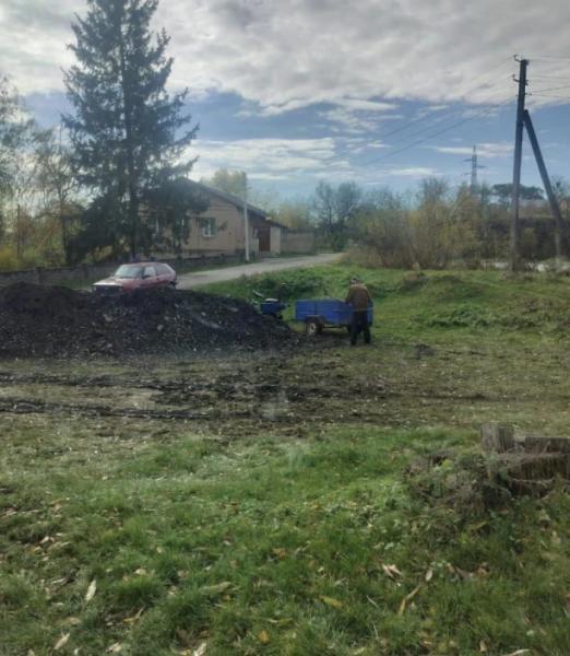 На Острожчині місцеві жителі крадуть фрезерат, який привезли для ремонту дороги2