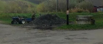 На Острожчині місцеві жителі крадуть фрезерат, який привезли для ремонту дороги На Острожчині місцеві жителі крадуть фрезерат, який привезли для ремонту дороги
