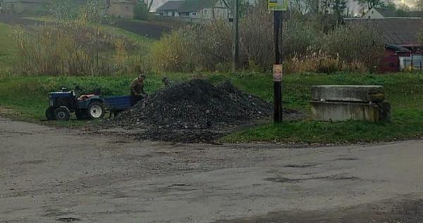 На Острожчині місцеві жителі крадуть фрезерат, який привезли для ремонту дороги На Острожчині місцеві жителі крадуть фрезерат, який привезли для ремонту дороги
