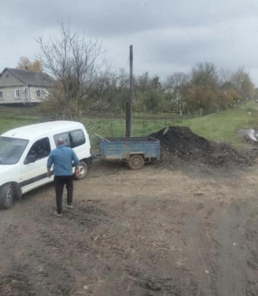 На Острожчині місцеві жителі крадуть фрезерат, який привезли для ремонту дороги1
