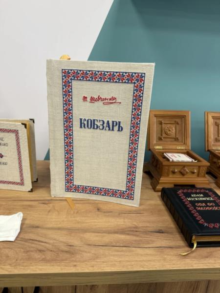 На відкритті Центру креативних індустрій у Рівному представили колекцію вишитих книг1