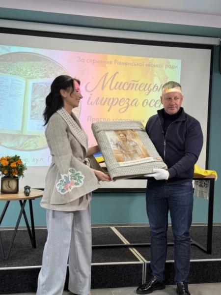 На відкритті Центру креативних індустрій у Рівному представили колекцію вишитих книг2