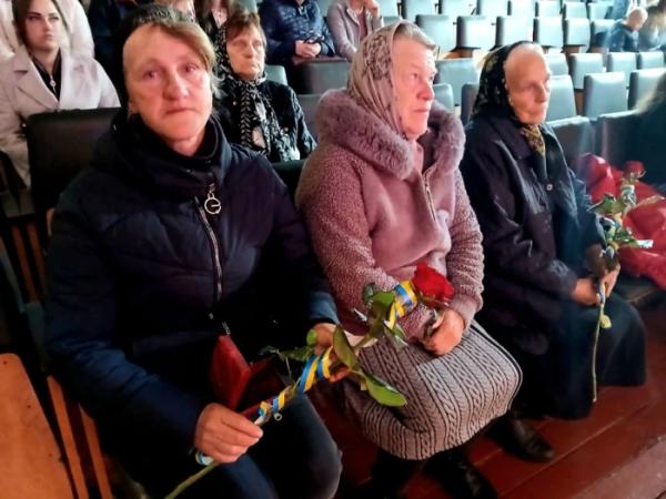 У День захисників і захисниць України у Турійську рідним вручили посмертні нагороди8