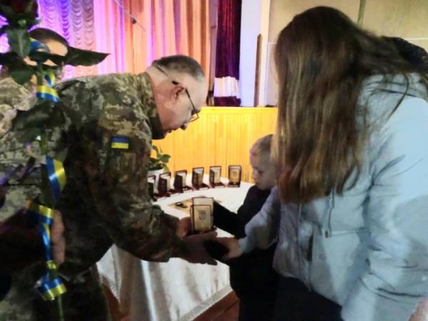 У День захисників і захисниць України у Турійську рідним вручили посмертні нагороди9