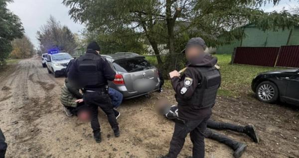 У Камінь-Каширському районі на гарячому затримали переправника та ухилянта У Камінь-Каширському районі на гарячому затримали переправника та ухилянта