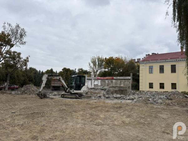У Ковелі відбувається демонтаж старого фонтану1