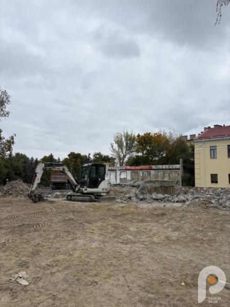 У Ковелі відбувається демонтаж старого фонтану3