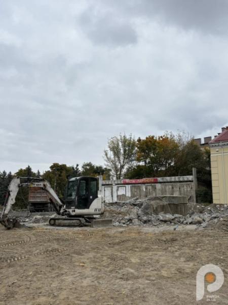 У Ковелі відбувається демонтаж старого фонтану4