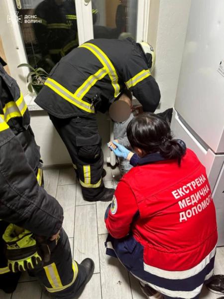 У Луцьку рятувальники допомогли дитині, рука якої застрягла в батареї1