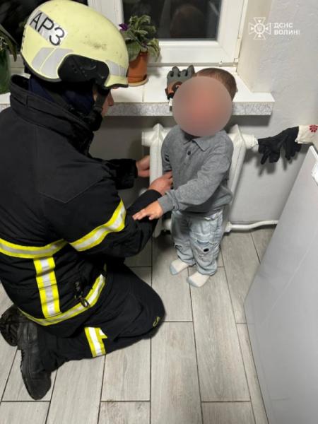 У Луцьку рятувальники допомогли дитині, рука якої застрягла в батареї2