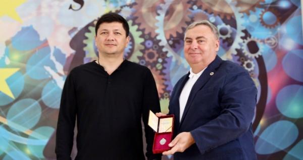 Віталій Кім вручив ректору університету Євгену Трушлякову державну нагороду – почесне звання «Заслужений працівник освіти України»,