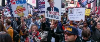 У США люди збираються на масові протести проти Трампа