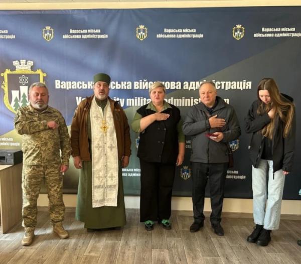 У Вараші родичам загиблого захисника України Ігоря Касянчика вручили  його посмертну нагороду1