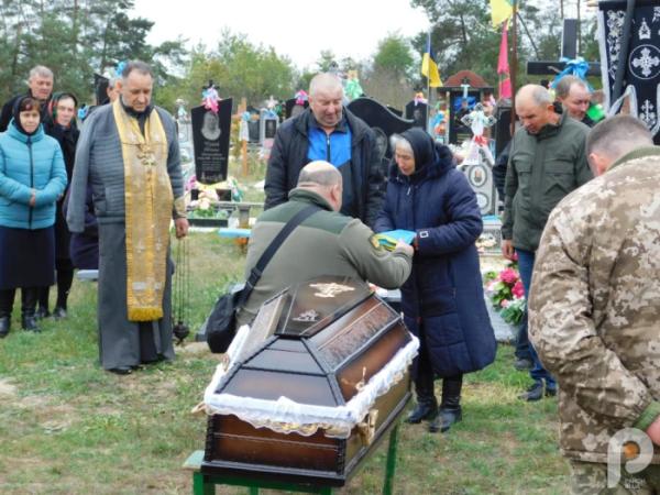 У Вичівці в останню путь провели молодшого сержанта Романа Улітка12