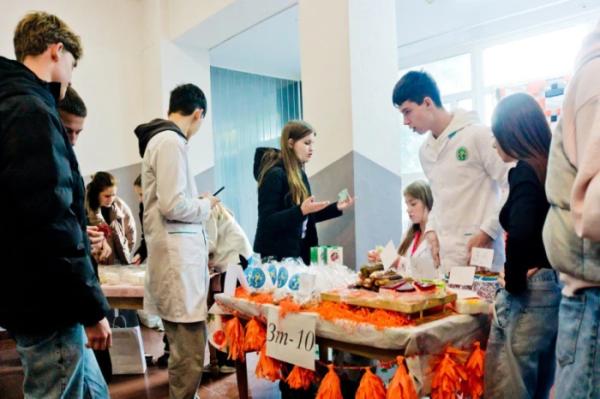 У Волинському медінституті організували благодійний ярмарок задля збору коштів для бойового медика31